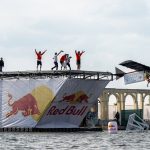38 de piloți trăsniți au sfidat gravitația la Red Bull Flugtag cu mașinăriile lor zburătoare
