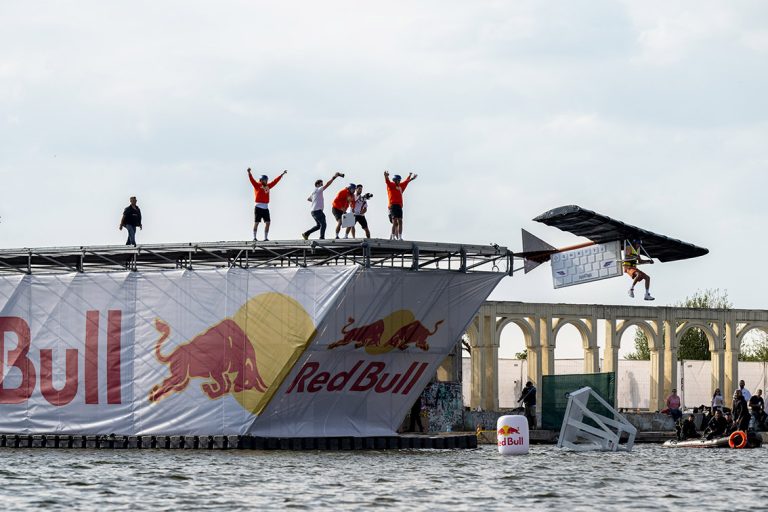 38 de piloți trăsniți au sfidat gravitația la Red Bull Flugtag cu mașinăriile lor zburătoare
