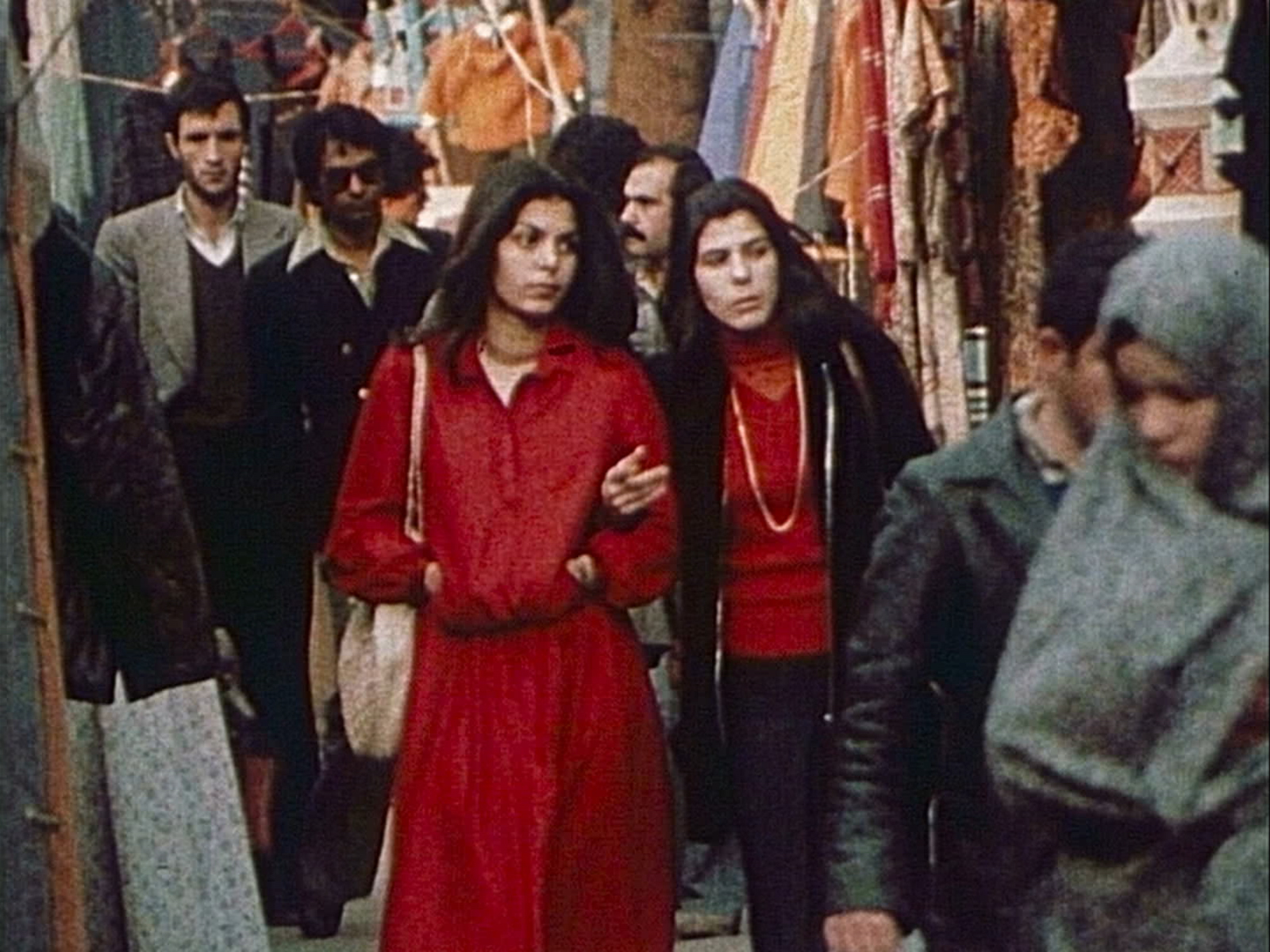 ÎNTRE REVOLUȚII se va lansa în cinematografe pe 3 noiembrie