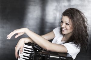 A cântat cu Sting la Londra și deschide stagiunea orchestrei de cameră radio: acordeonista Ksenija Sidorova
