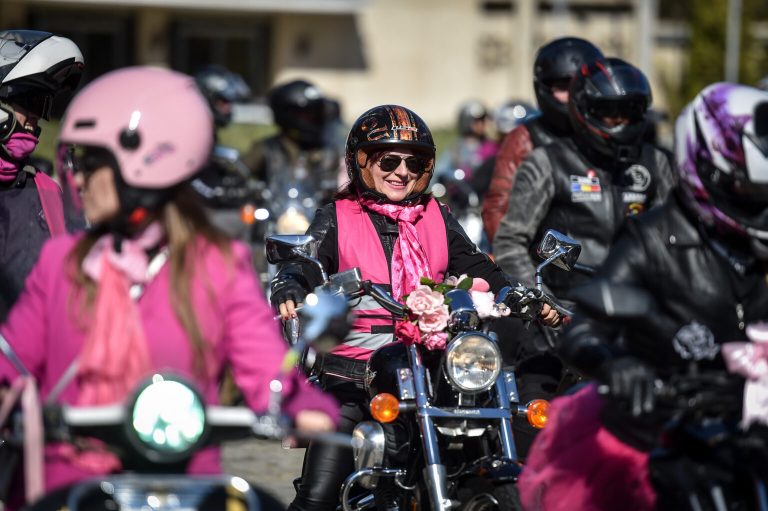 Pink Ride, parada motociclistelor împotriva cancerului la sân, va avea loc sâmbătă, în premieră în Sibiu şi pentru a treia oară în Bucureşti, cu scopul conştientizării pericolului acestei boli, dar şi pentru a strânge bani pentru o motociclistă suferindă de această maladie.
