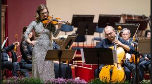 Dirijorul portughez BRUNO BORRALHINHO, violonista SIMINA CROITORU și violoncelistul RADU SINACI pe scena Sălii Radio