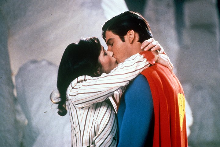 În decembrie ai întâlnire cu Superman la Warner TV