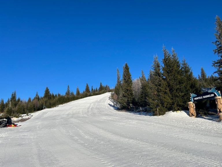 Pasionații sporturilor de iarnă sunt invitați la ski, săniuș și tubing, pe domeniul schiabil de la Buscat