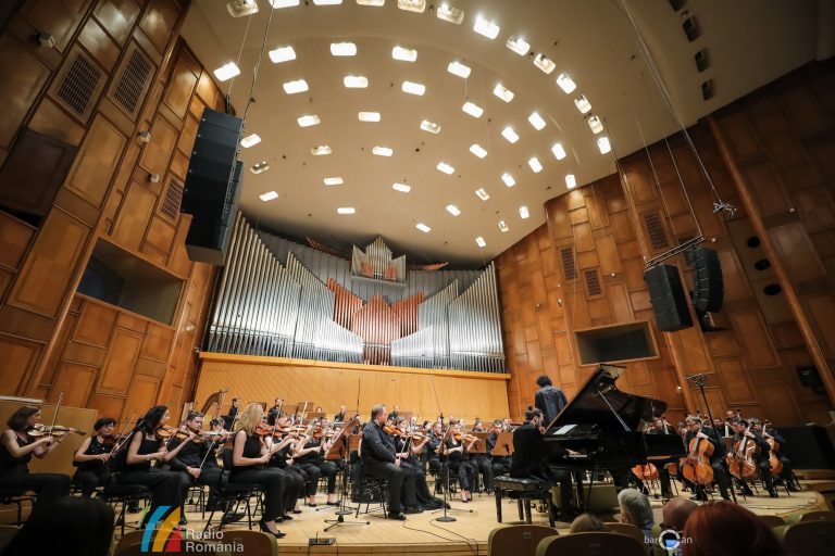 Câștigător al celebrului Concurs de Dirijat G. Mahler, Germania - 2020, FINNEGAN DOWNIE DEAR dirijează RAVEL și ELGAR la Sala Radio
