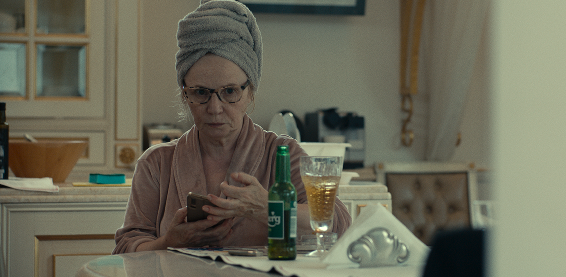 FAMILIAR, cel mai recent film semnat de Călin Peter Netzer, va putea fi văzut de vineri pe marele ecrane din peste 20 de orașe din țară
