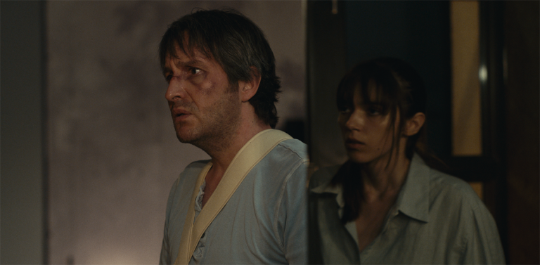 FAMILIAR, cel mai recent film semnat de Călin Peter Netzer, va putea fi văzut de vineri pe marele ecrane din peste 20 de orașe din țară
