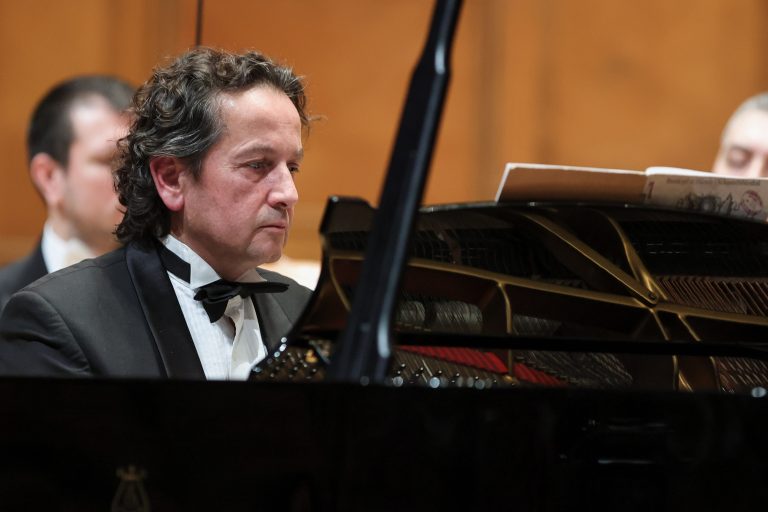 Stravinski/Mozart/Mendelssohn, sub bagheta dirijorului britanic Christopher Warren-Green