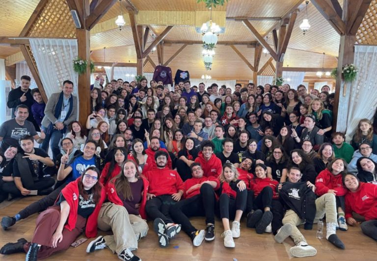 Trecem pe albastru: AIESEC în România recrutează