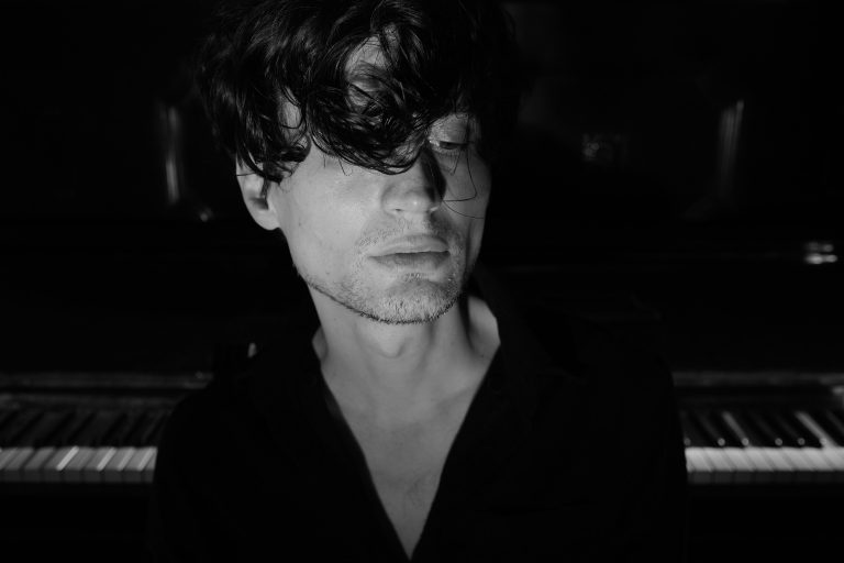 Pianistul Andrei Irimia lansează turneul "Lights and Shadows"