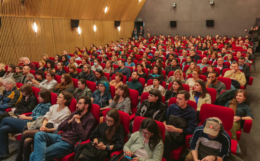 Alege! este tema pe care o propune anul acesta Festivalul internațional de film documentar și drepturile omului One World Romania, care se va desfășura între 05 și 14 aprilie 2024.