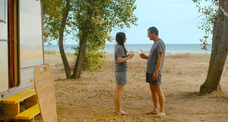 O comedie romantică, pe o plajă pustie: „Băieții buni ajung în Rai”