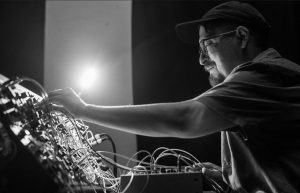 „IMMERSONIC” – seria de spectacole performative literar-sonore curatoriate de Andrei Raicu și Micleușanu M. – își face debutul pe 20 martie