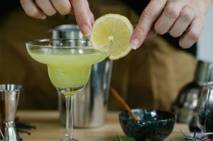 drink-margarita-cum-sa-bei-ca-pe-retelele-sociale-pexels-timur-weber-8679153