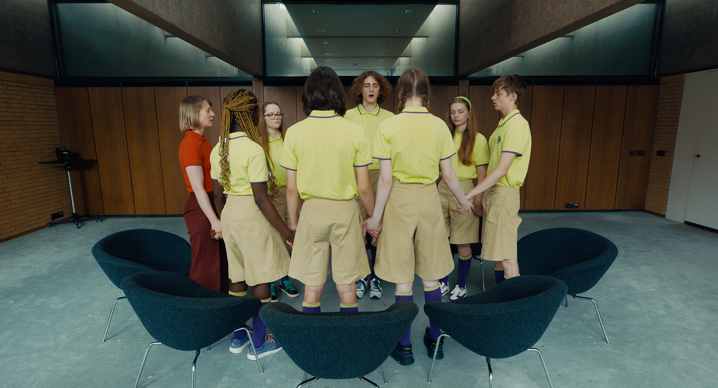 Club Zero - despre tulburări de alimentație, supraconsum și sectantism într-o comedie neagră de Jessica Hausner, cu Mia Wasikowska și Sidse Babett Knudsen