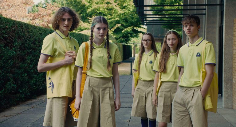 Club Zero - despre tulburări de alimentație, supraconsum și sectantism într-o comedie neagră de Jessica Hausner, cu Mia Wasikowska și Sidse Babett Knudsen