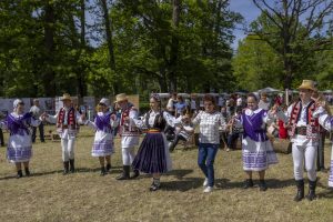 Horă impresionantă de Florii, pe Domeniul Regal Săvârșin, în Festivalul Suflet de România