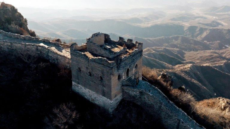 Viasat Explore difuzează seria în premieră Marele Zid Chinezesc cu Ash Dykes