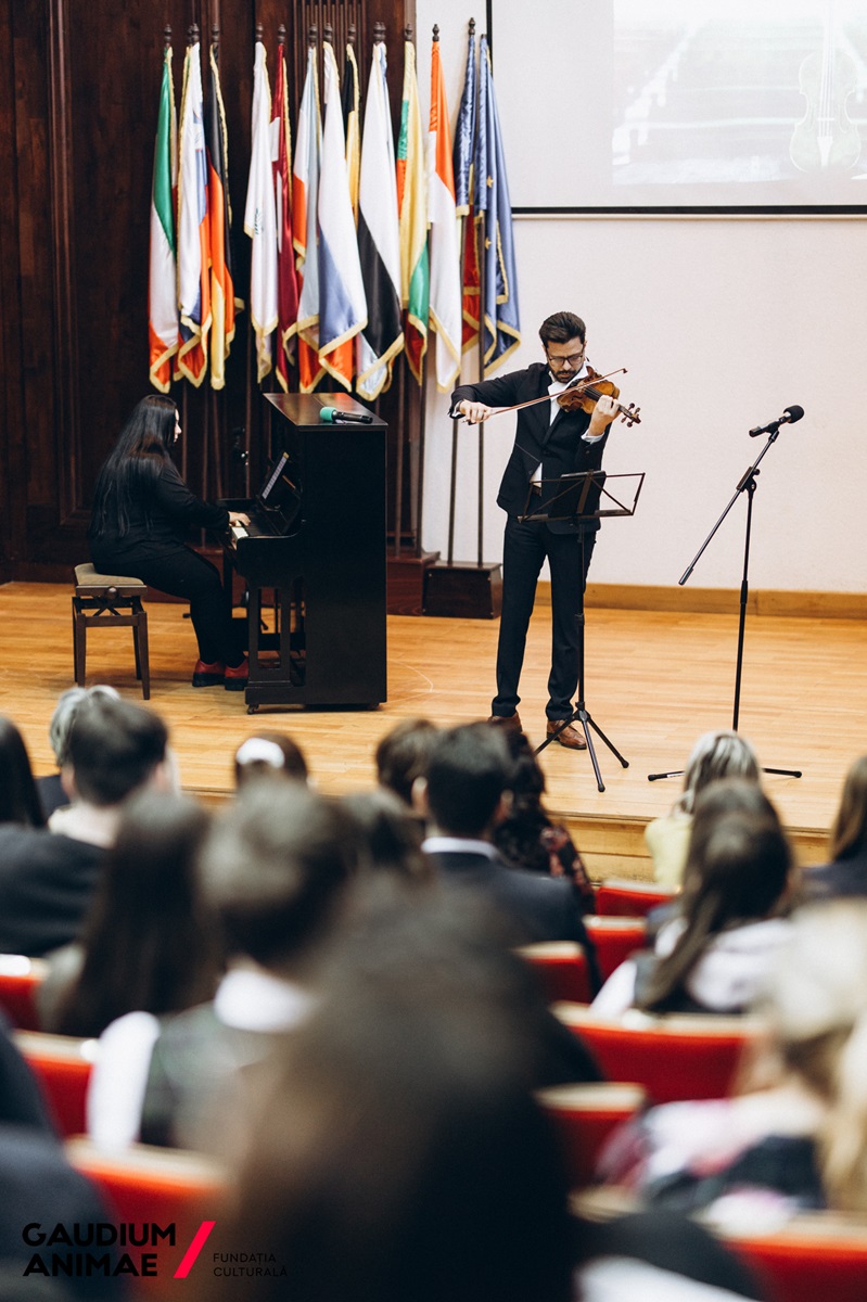 Răzvan Stoica aduce vioara Stradivarius &icirc;n colegiile din București, &icirc;n cadrul proiectului &bdquo;Un Stradivarius &icirc;n școli&rdquo;