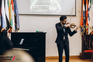 Răzvan Stoica aduce vioara Stradivarius în colegiile din București, în cadrul proiectului „Un Stradivarius în școli”