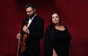 Răzvan și Andreea Stoica revin în atenția publicului meloman cu un nou turneu național. „Baroque Tour Op.3” va itinera un program concertant Bach-Vivaldi, alături de Kamerata Stradivarius. 