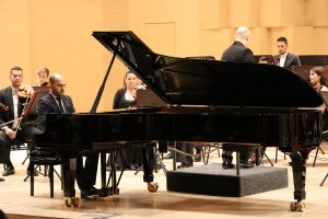 Ioan-Dragoș Dimitriu cântă Rhapsody in Blue de George Gerschwin alături de orchestra Filarmonicii Brașov dirijată de József Horváth!