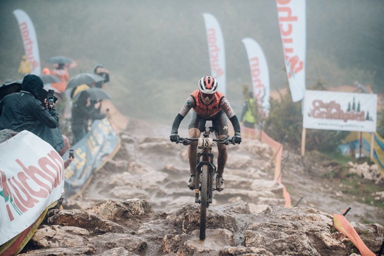 Italianul Simone Avondetto și olandeza Puck Pieterse sunt campionii europeni de la Cheile Grădiștei