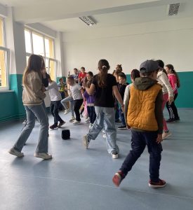 Elevii școlii gimnaziale din Rediu, Galați pregătesc spectacolul Muzicienii, în cadrul proiectului Creștem prin teatru