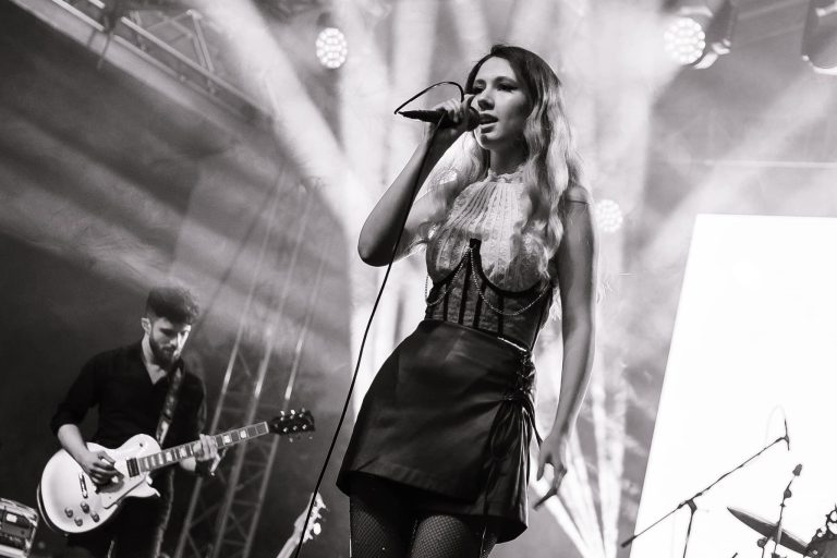 Artista pop Yvonne va susține un concert special alături de trupa ei în Cluj-Napoca