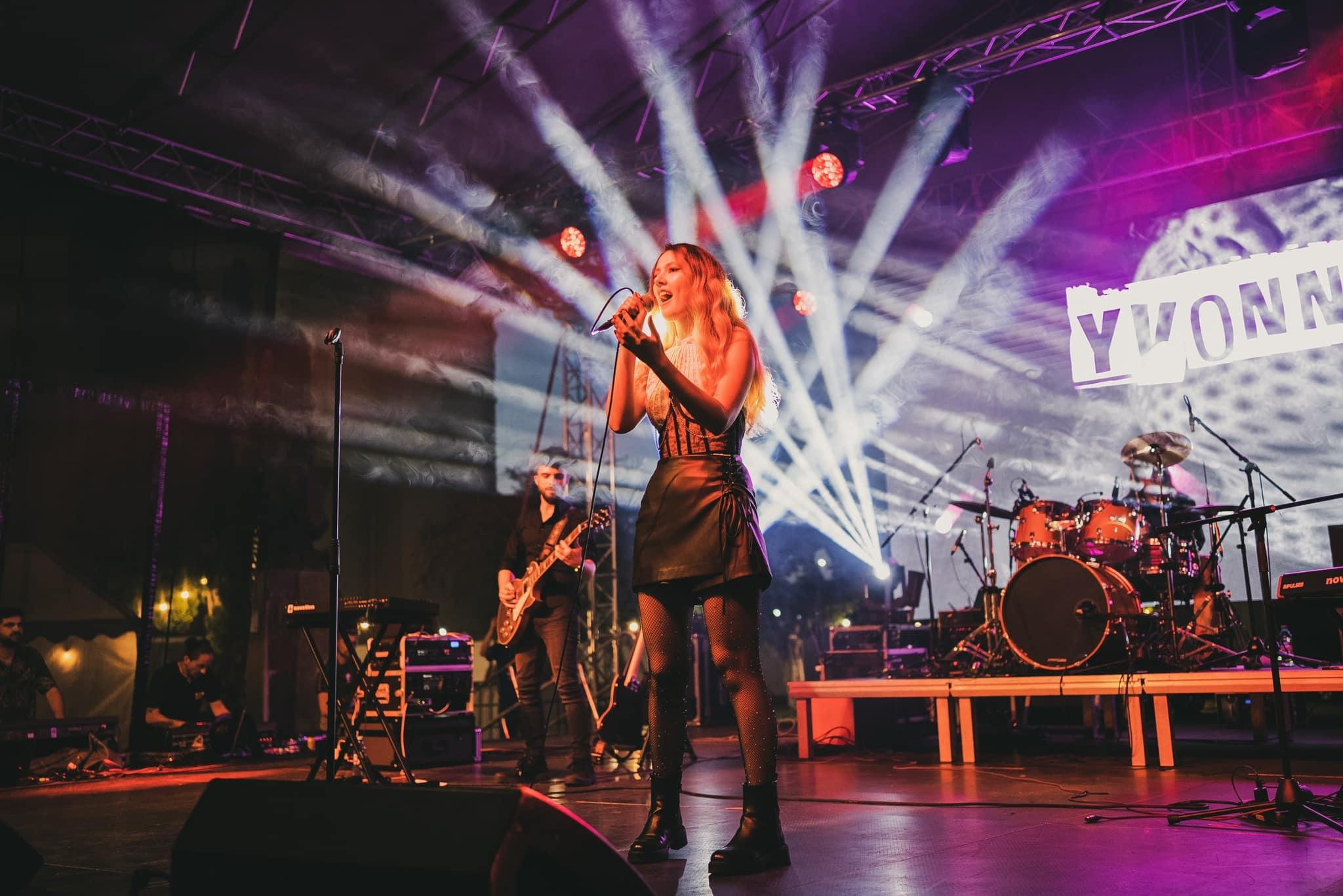 Artista pop Yvonne va susține un concert special alături de trupa ei în Cluj-Napoca