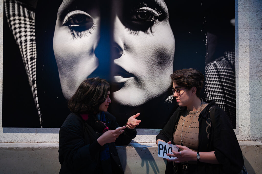 Expozițiile Broken Borders și Seamless se apropie de final
