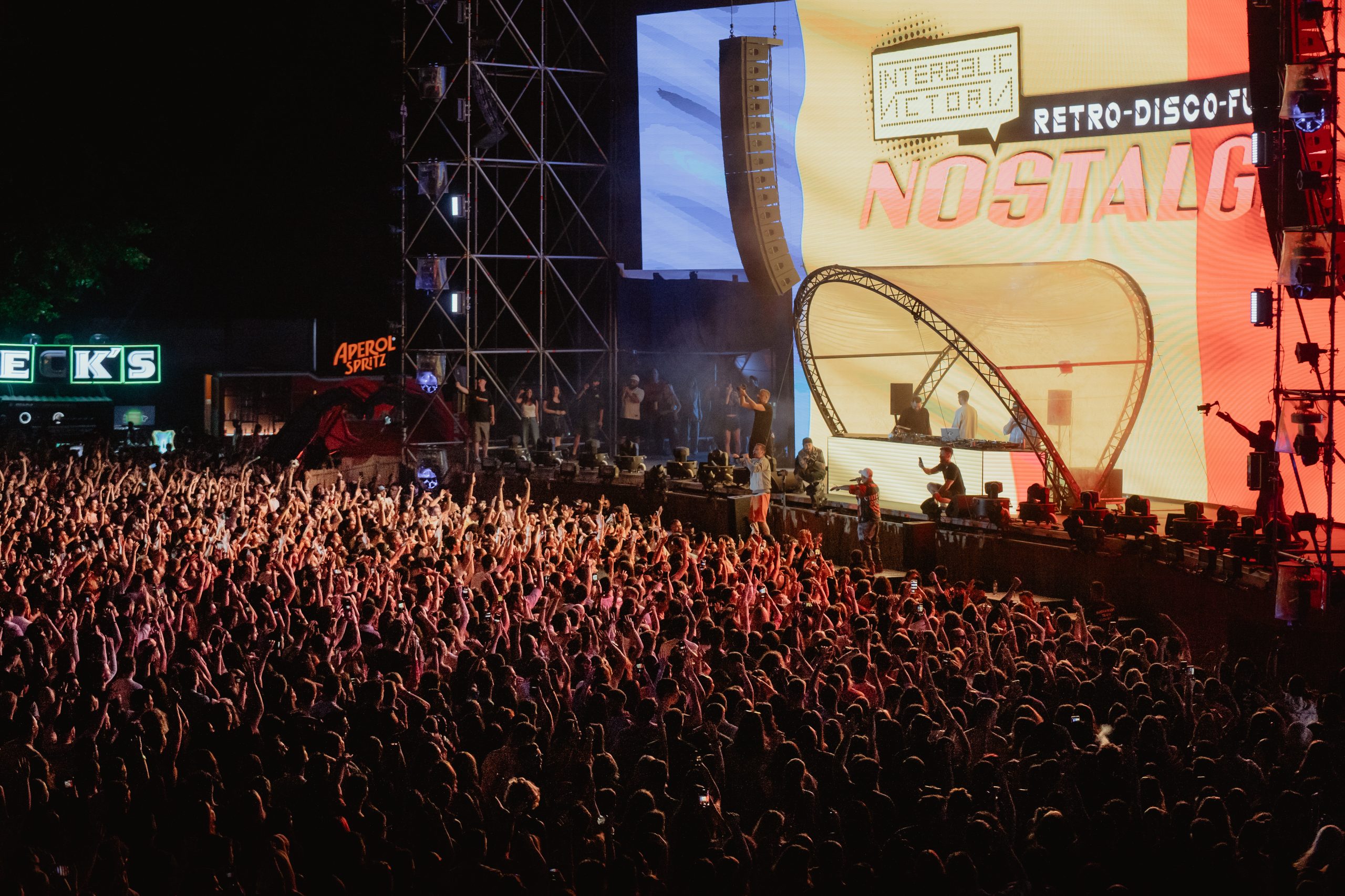 Festivalul NOSTALGIA are loc &icirc;ntre 27 &ndash; 30 iunie&nbsp;și se desfășoară, pentru al doilea an consecutiv,&nbsp;la Federația de Tir Sportiv, l&acirc;ngă pădurea Băneasa.&nbsp;
