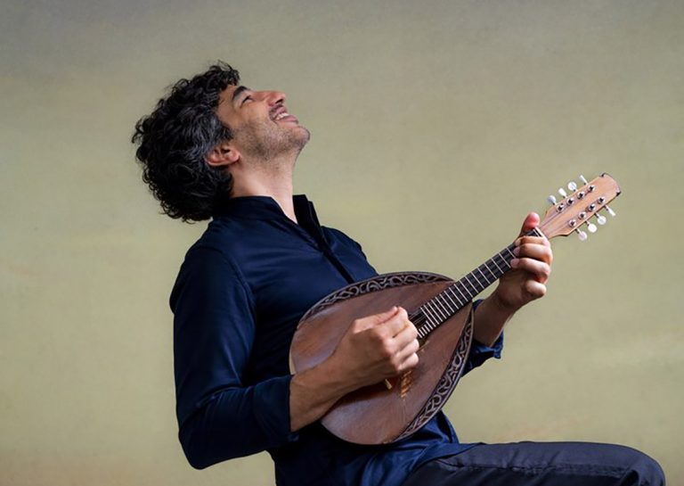Primul solist la mandolină nominalizat la Grammy: AVI AVITAL închide stagiunea ORCHESTREI DE CAMERĂ RADIO