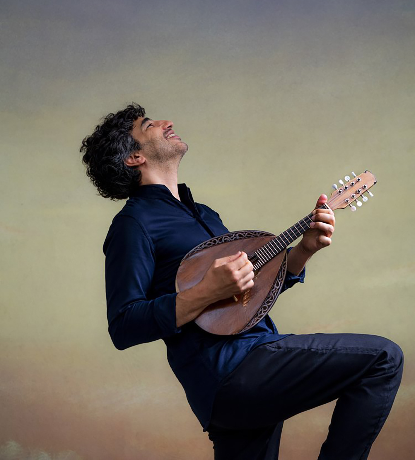 Primul solist la mandolină nominalizat la Grammy: AVI AVITAL &icirc;nchide stagiunea ORCHESTREI DE CAMERĂ RADIO