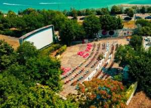 Retro Party la Eforie Colorat, Sorin Lupașcu deschide vara în cel mai mare cinema în aer liber de la Marea Neagră