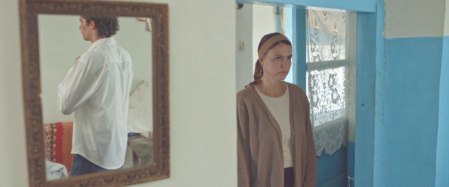 Trei kilometri p&acirc;nă la capătul lumii, semnat de Emanuel P&acirc;rvu și prezentat &icirc;n competiția oficială anul acesta la Cannes, vine &icirc;n cinematografe din 11 octombrie 2024