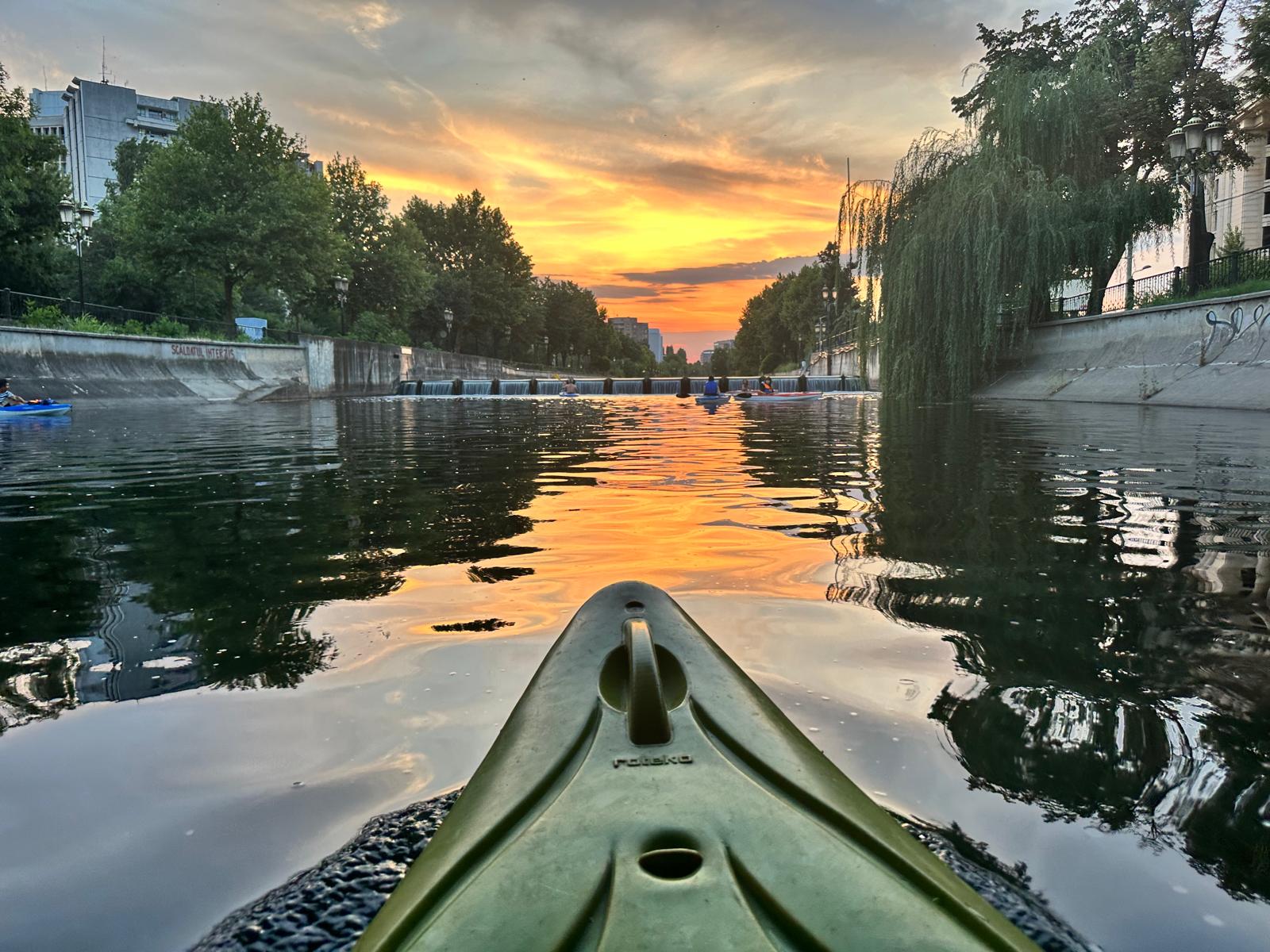 Open Dâmbovița - Plimbări la apus, în caiace de agrement, pe Dâmbovița