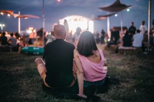 Comunitatea Evadaților Urbani, o serie de evenimente „Cu picioarele goale", în mijlocul viei din Dealu Mare, la Tohani