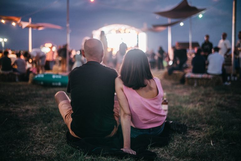 Comunitatea Evadaților Urbani, o serie de evenimente „Cu picioarele goale", în mijlocul viei din Dealu Mare, la Tohani