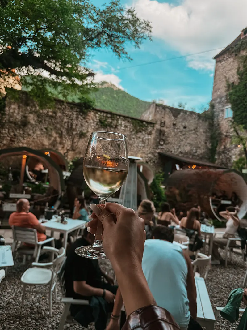 Terasa Juno Wine Garden dintre zidurile vechi ale Brașovului - localuri unde să bei un șpriț-2026