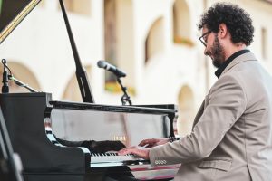 Cătălin Răducanu revine la Sinaia, pe 6 august, cu avanpremiera Turneului Național „Un artist, un pian, un țambal - clasic, jazz, folclor”