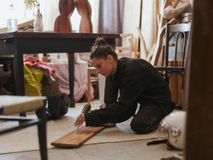 „Ecouri și lumini”: o expoziție de Monica Ioniță, care reînvie materialele reciclate prin artă