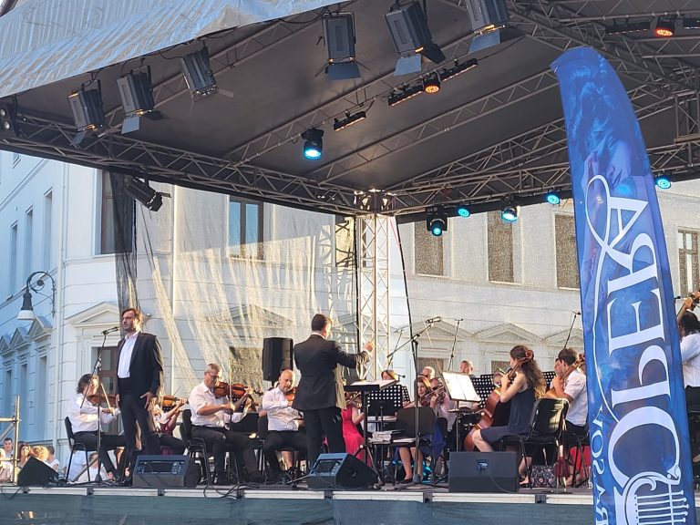 „Farmecul muzicii” și „Cocoșelul neascultător” încheie stagiunea estivală  a Operei Brașov din Piața Sf. Ioan!