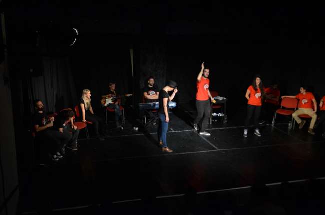 Un spectacol improvizat