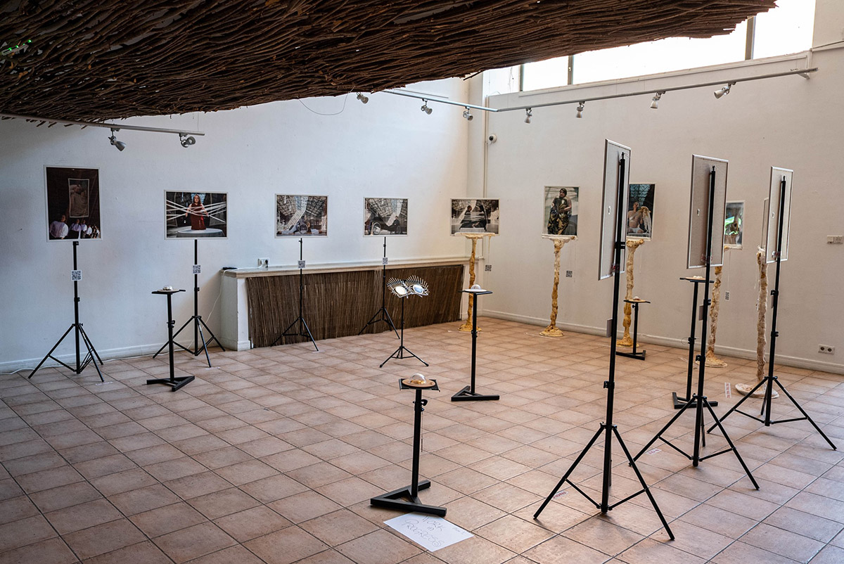 Expoziția &bdquo;Să Cunoști Lumea&rdquo;, despre expresivitate, inclusivitate și frumusețea din diversitate, la Galeria Galateca