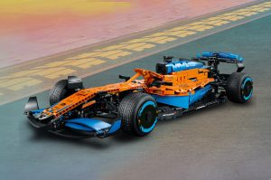 O replică la scară reală a celebrului McLaren MCL35M, realizată integral din piese LEGO, poate fi admirată în Coresi Shopping Resort