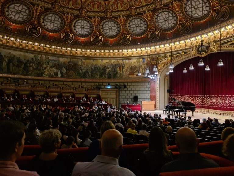 Pianistul Cătălin Răducanu revine la Ateneul Român din Bucureşti pe 5 octombrie, cu Turneul ”Un artist, un pian, un țambal – clasic, jazz, folclor”