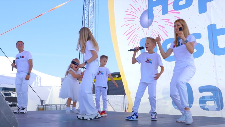 Familia MELIMI, cei mai urmăriți vloggeri români din lume, susțin primul concert pe o scenă clujeană