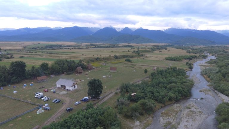 Expoziția „Între Ape (Waters of in-betweenness)” debutează la House of European Institutes Timișoara cu o serie impresionantă de evenimente culturale