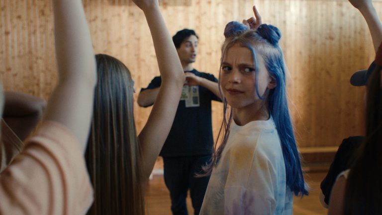 Din 6 decembrie dansăm în cinematografe, împreună cu întreaga familie, la Dancing Queen, o poveste despre prietenie cu mult dans și puțin Crăciun